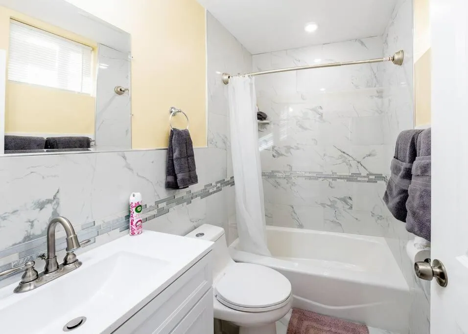Image 2 of 233/1-Boston family-friendly first floor apartment