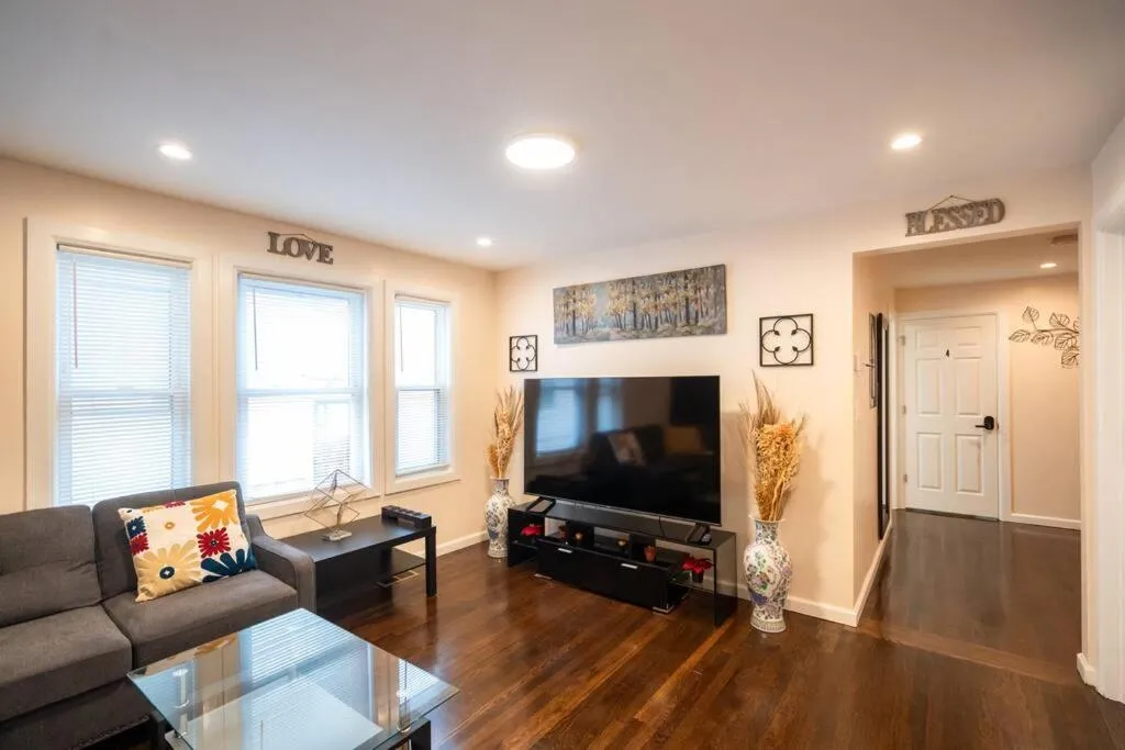 Image 4 of 30-1 Fully furnished, spacious 1st floor apartment in Boston