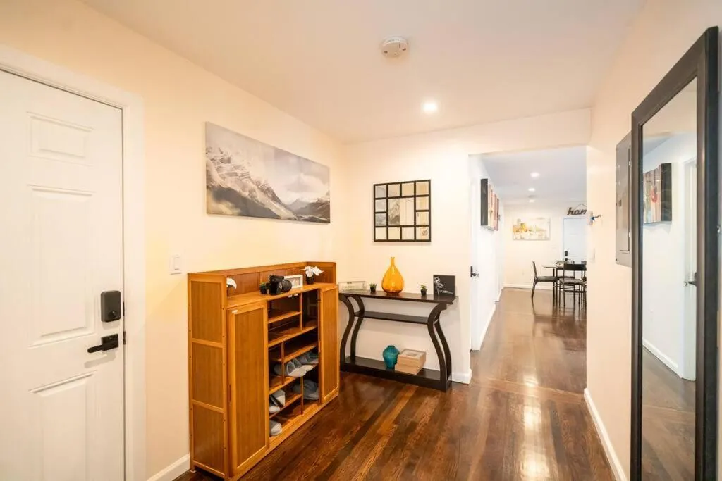 Image 6 of 30-1 Fully furnished, spacious 1st floor apartment in Boston