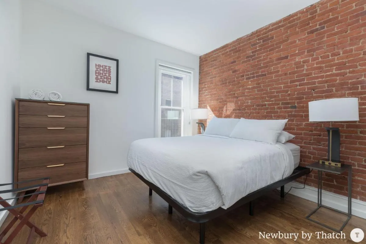 Image 5 of 304 Newbury Street by Thatch