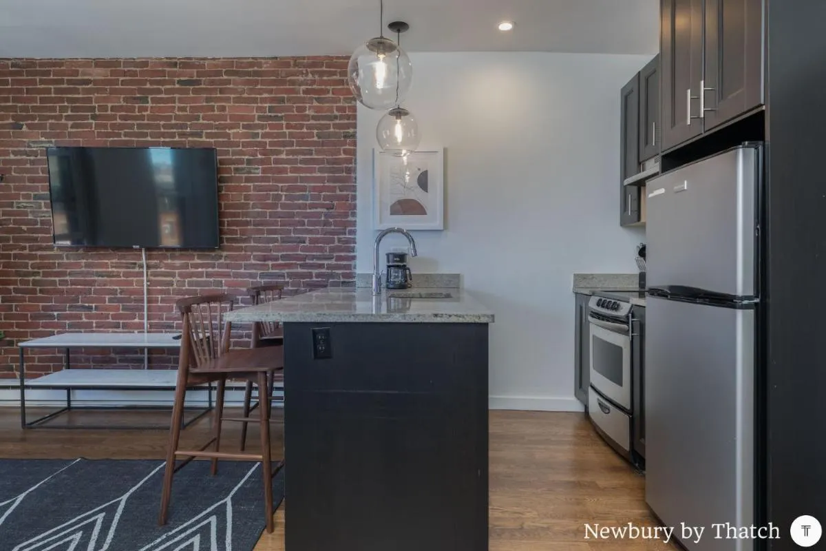 Image 6 of 304 Newbury Street by Thatch