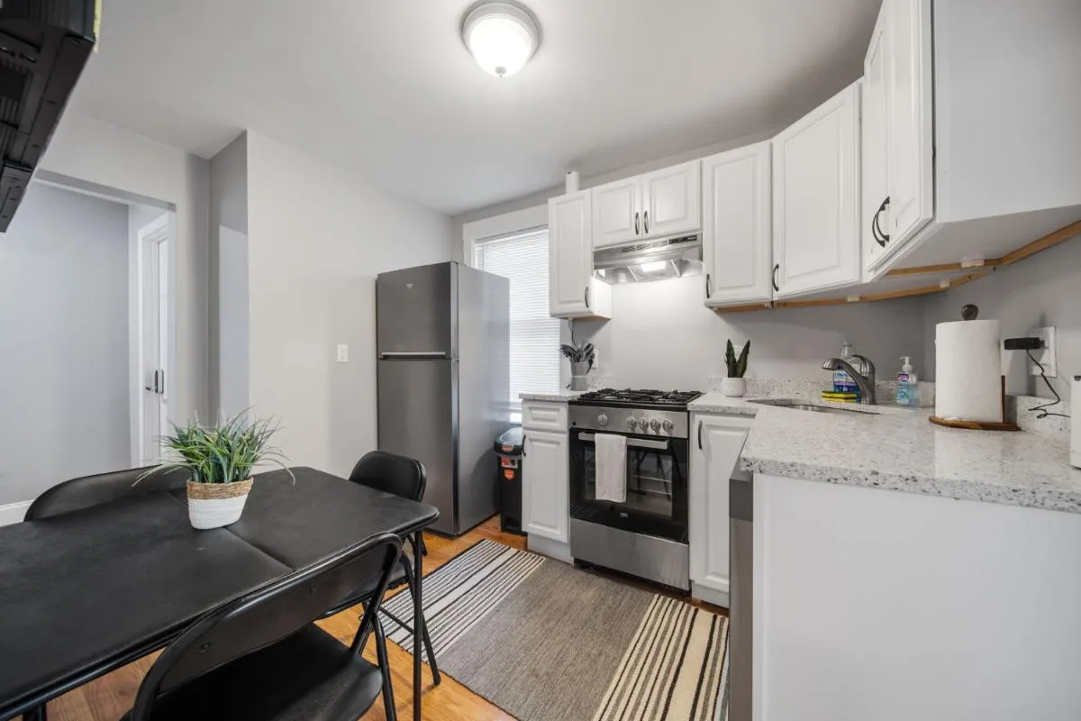 Image 3 of 4BR1BTH South Boston Apt perfect for commutes