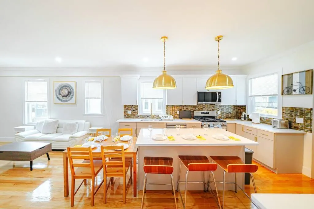 Image 3 of 82-Newly renovated, luxury apartment in Boston