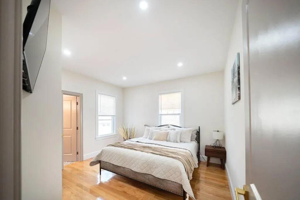 Image 4 of 82-Newly renovated, luxury apartment in Boston
