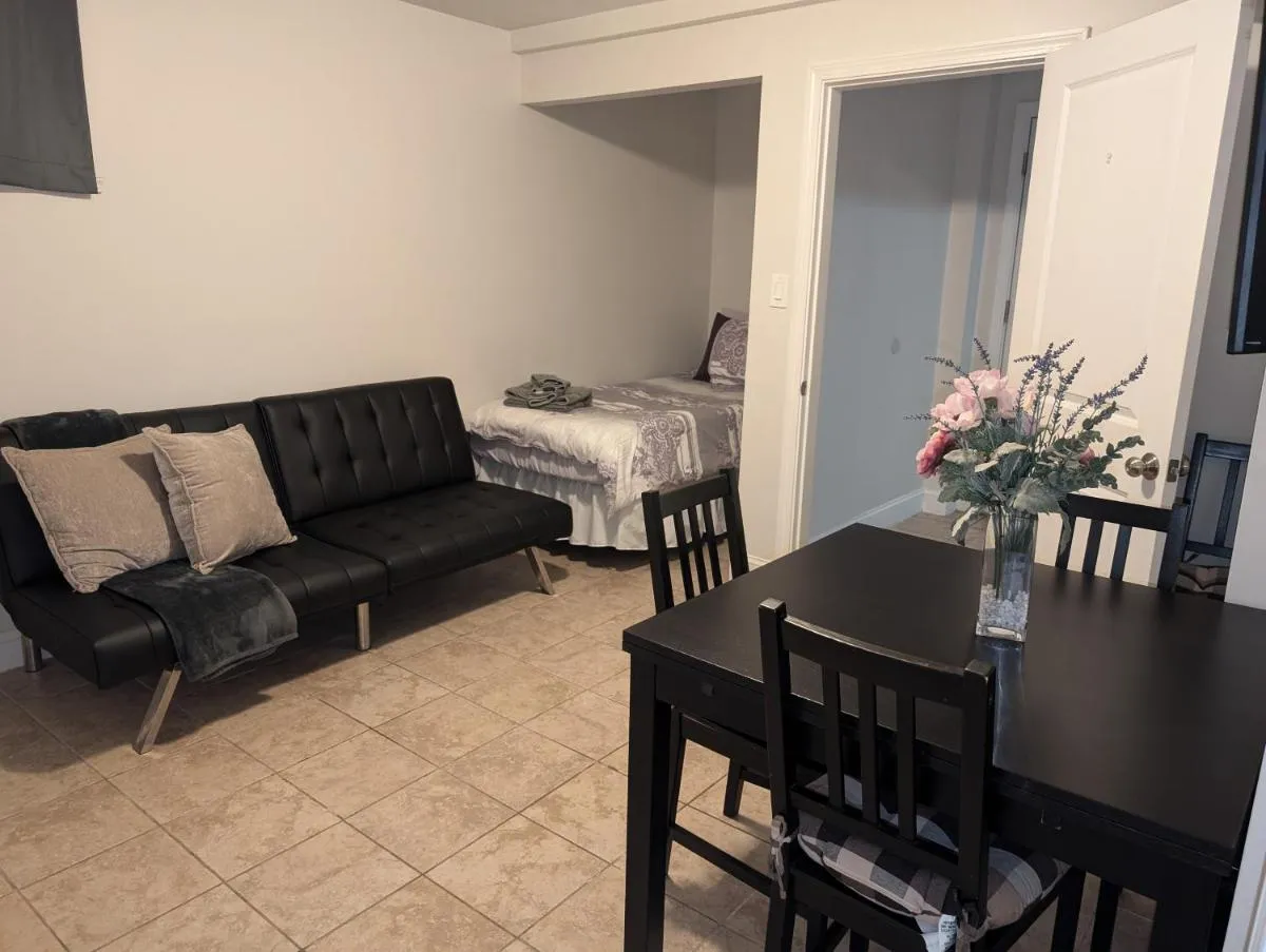Image 3 of Brighton Apartment Sleeps 3 – Steps to Bus Line