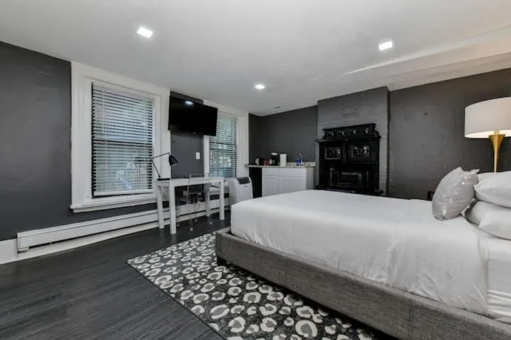 Image 3 of Centrally located Stay In Boston’s Bay