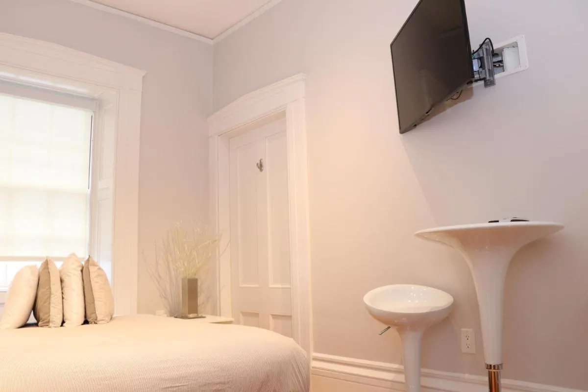 Image 3 of Charming & Stylish Studio on Beacon Hill #11