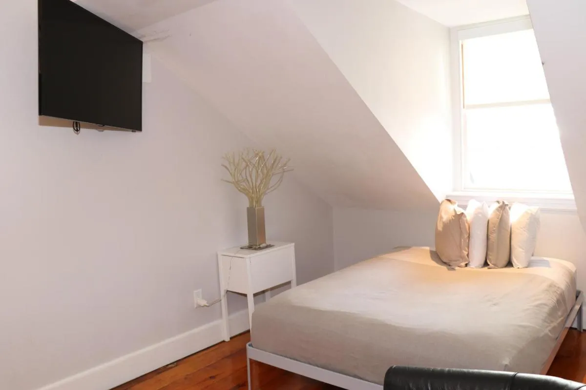Image 1 of Comfy Beacon Hill Studio Great for Work Travel #13