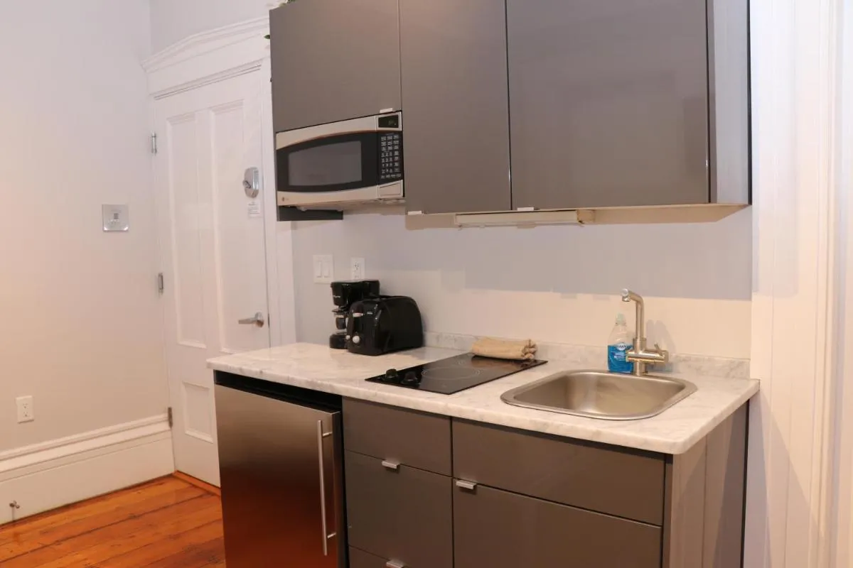 Image 3 of Cozy Furnished Studio in Beacon Hill #4