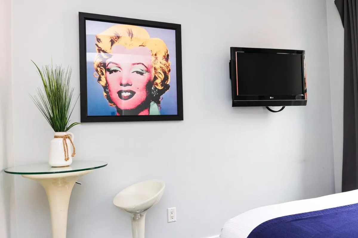 Image 3 of Cozy & Stylish Newbury Street Studio, #9