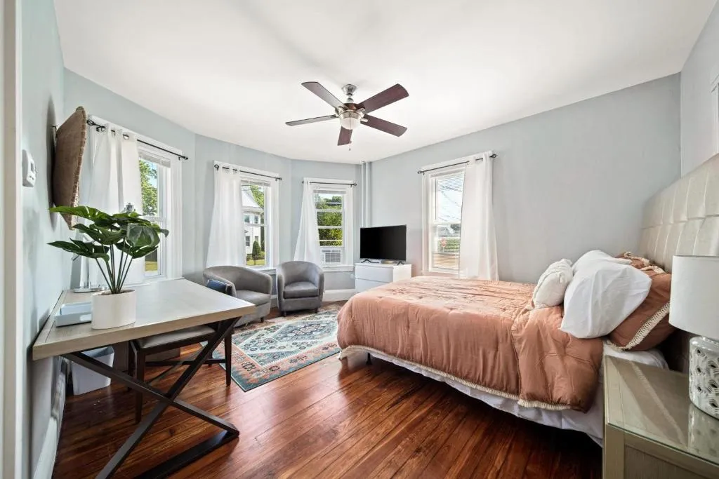 Image of Cozy Up in 5BR Apt Near Charming Oak Square