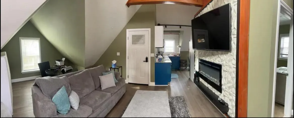 Image 2 of LARGE STUDIO open concept in Boston Zoo Franklin Park near