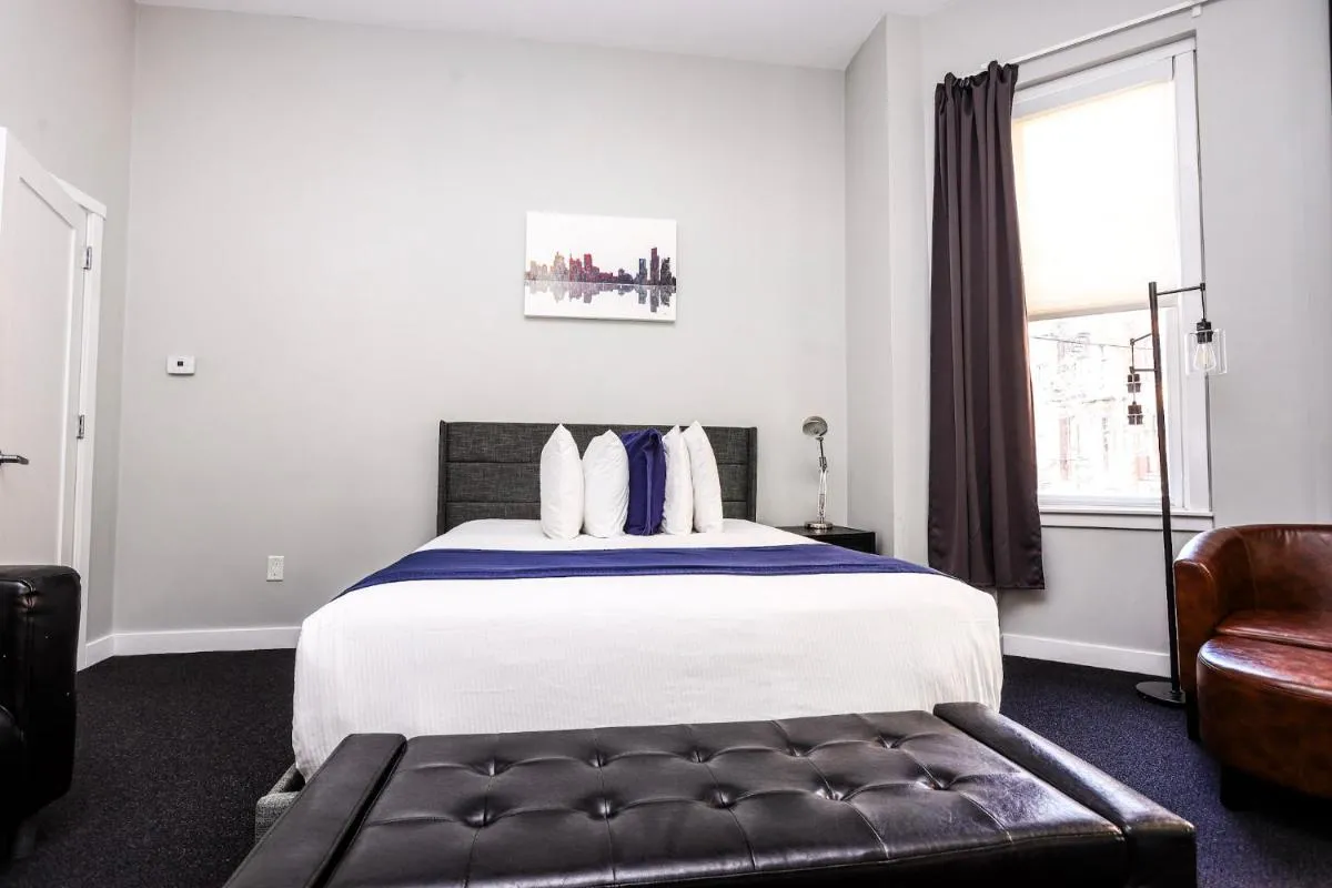 Image 3 of Large Stylish Newbury Street Studio w/ Kitchen