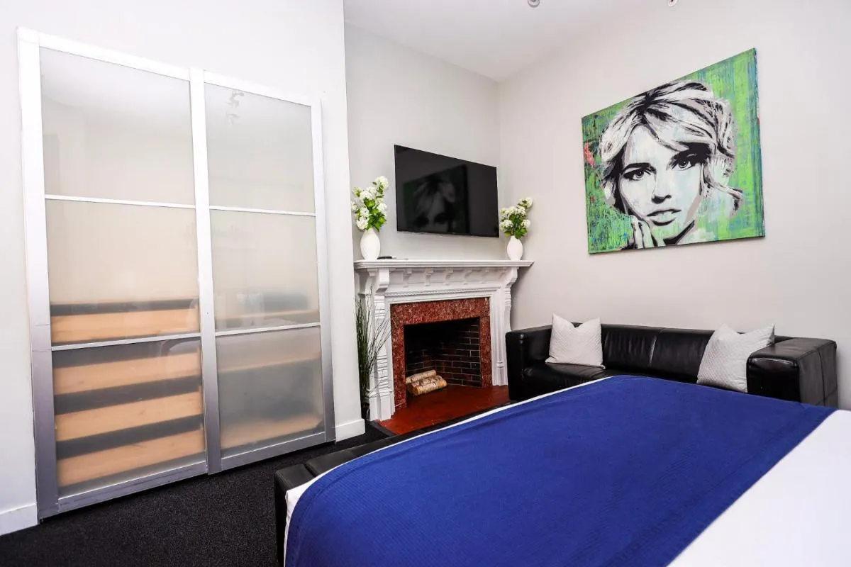 Image 6 of Large Stylish Newbury Street Studio w/ Kitchen