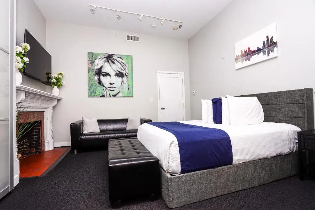 Image of Large Stylish Newbury Street Studio w/ Kitchen