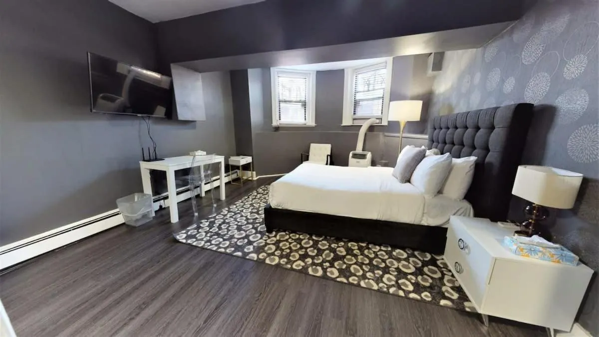 Image 4 of Lower Level Studios In Hip Bay Village