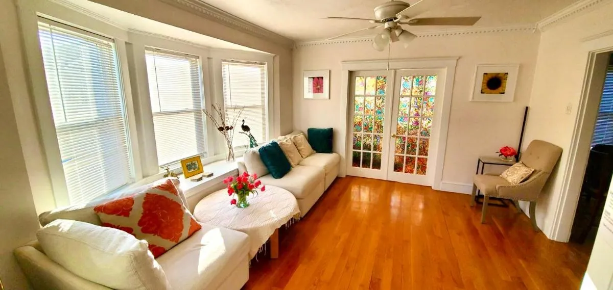 Image of Near Train Station Gorgeous 3-Bedroom Apartment with Patios