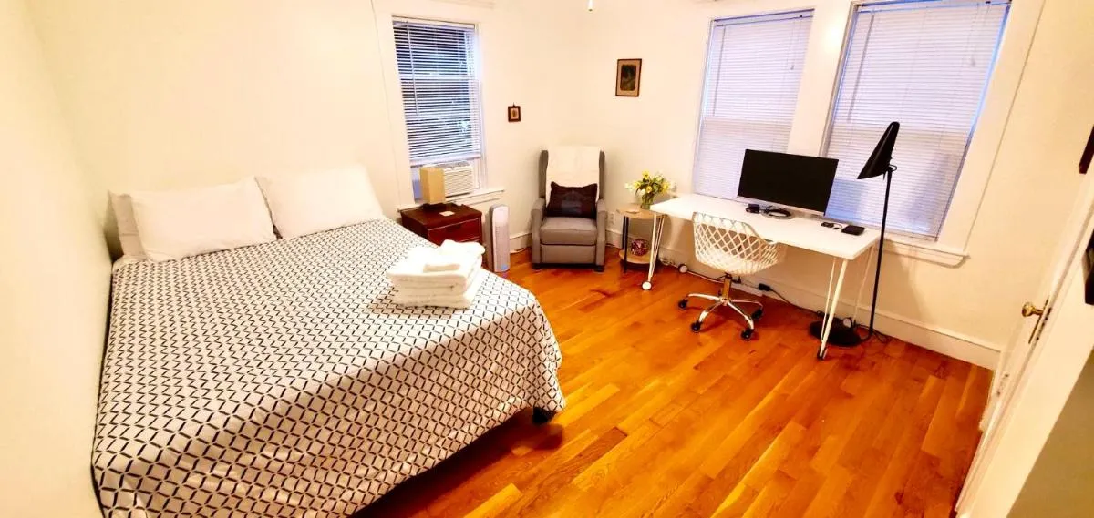 Image 4 of Near Train Station Gorgeous 3-Bedroom Apartment with Patios