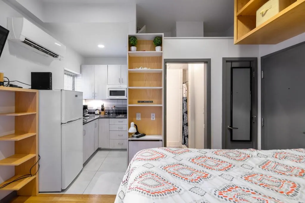 Image of Small Fully Equipped Contemporary Studio Near MGH