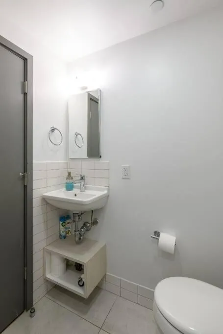 Image 5 of Small Fully Equipped Contemporary Studio Near MGH