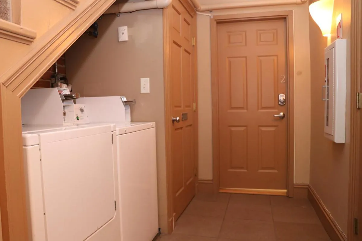 Image 2 of Stylish Downtown Studio in the South End, C. Ave #1