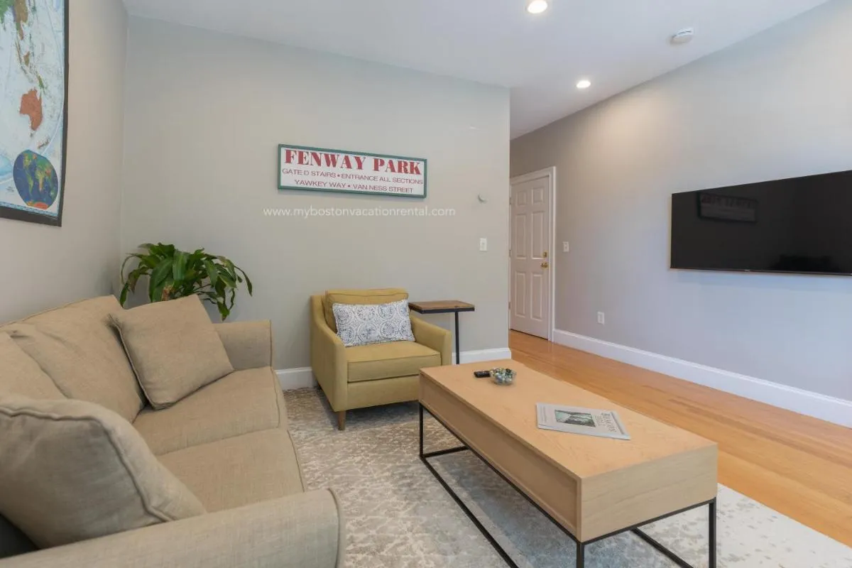 Image 4 of Sunny convenient home w/ private patio! Easy walk to everything!