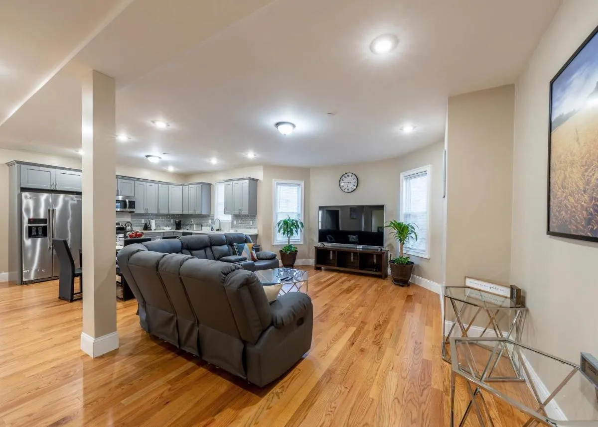 Image 2 of 233-1 SPRING GETAWAY 10 PERCENT OFF! Boston family-friendly first floor apartment