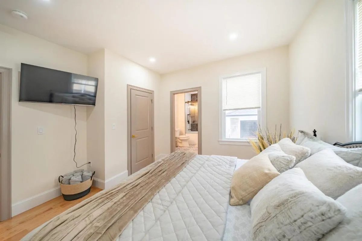 Image 4 of 82 – SPRING GETAWAY EARLY BIRD 10 PERCENT! Newly renovated, luxury apartment in Boston
