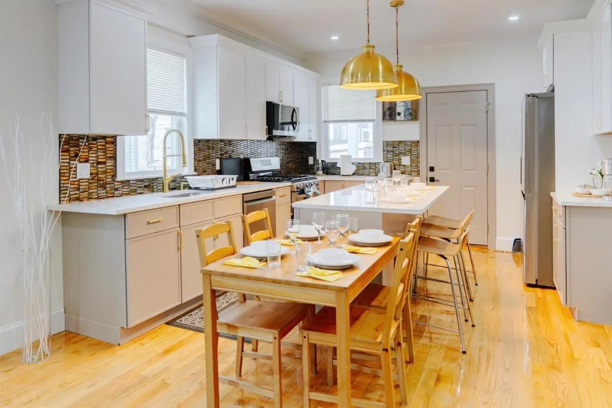 Image 3 of 82 – SPRING GETAWAY EARLY BIRD 10 PERCENT! Newly renovated, luxury apartment in Boston