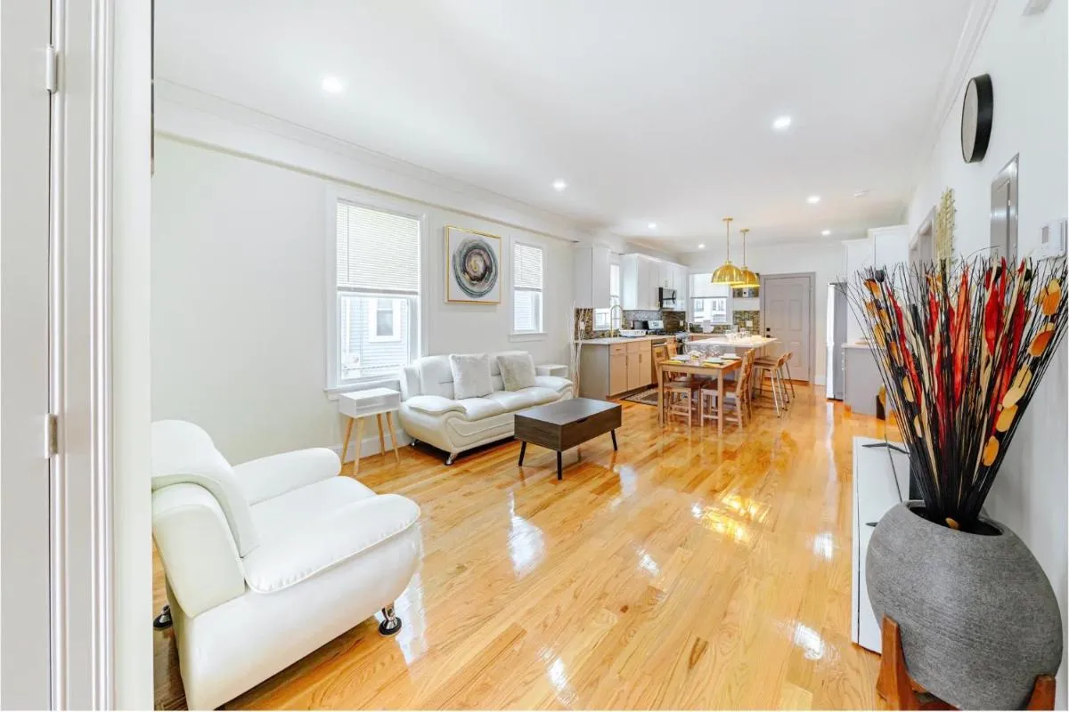 Image 6 of 82 – SPRING GETAWAY EARLY BIRD 10 PERCENT! Newly renovated, luxury apartment in Boston
