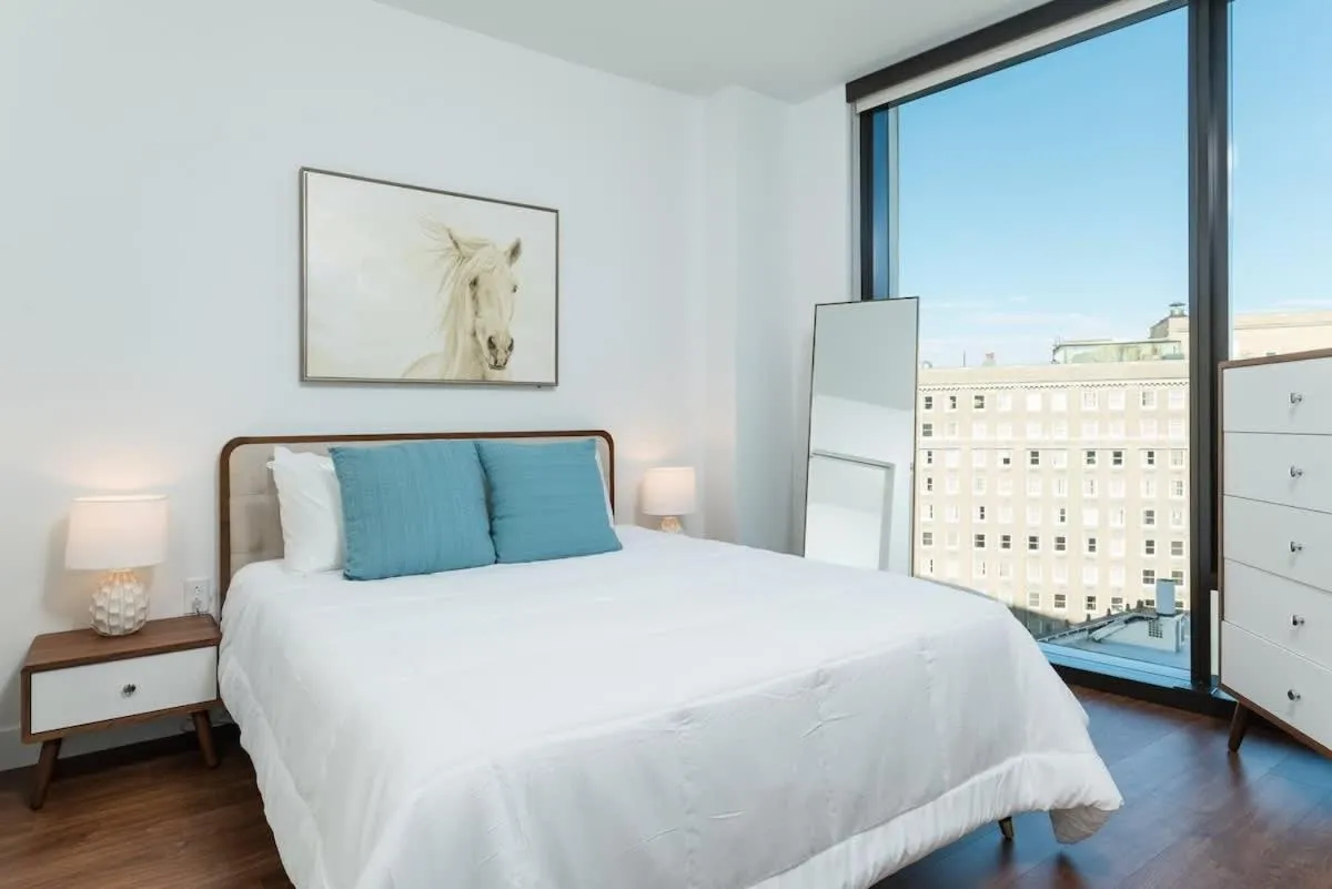 Image 1 of Back-Bay Penthouse Downtown & Parking & GYM