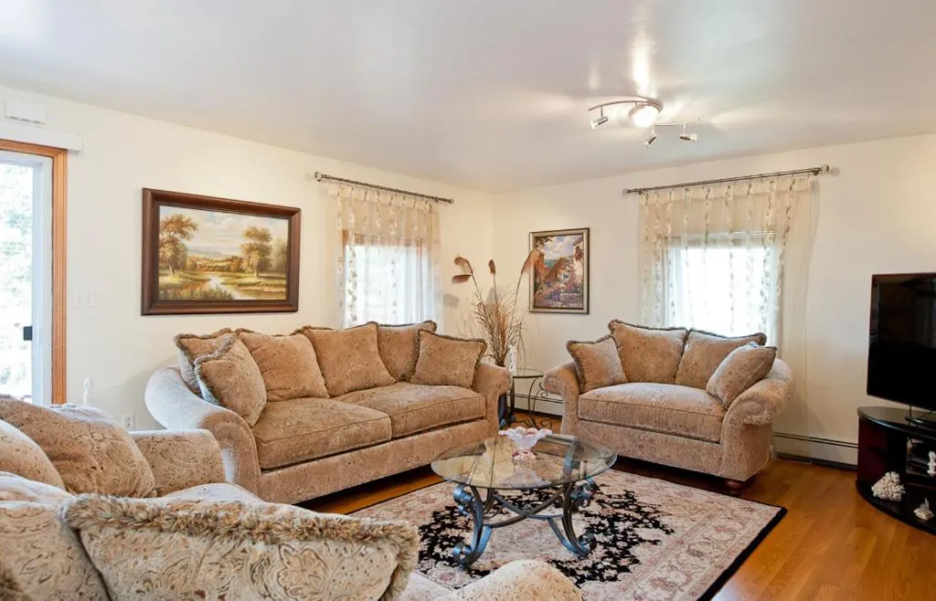 Image of Beautiful Apartment-5 Beds-Full Kitchen-Parking-Super Clean!