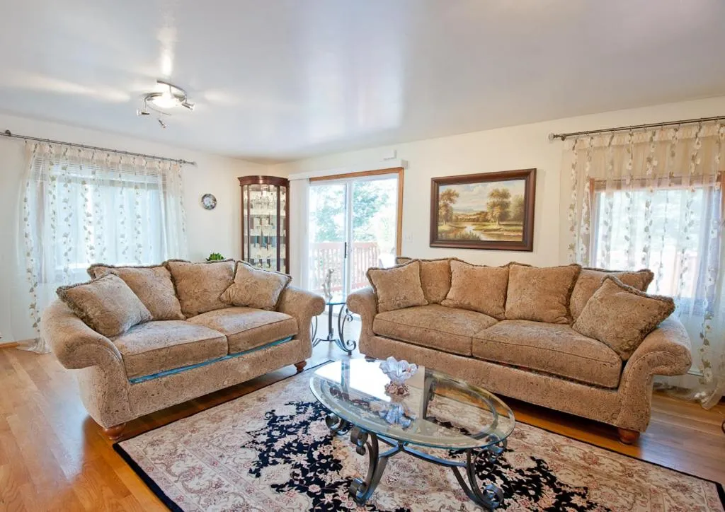 Image 1 of Beautiful Apartment-5 Beds-Full Kitchen-Parking-Super Clean!