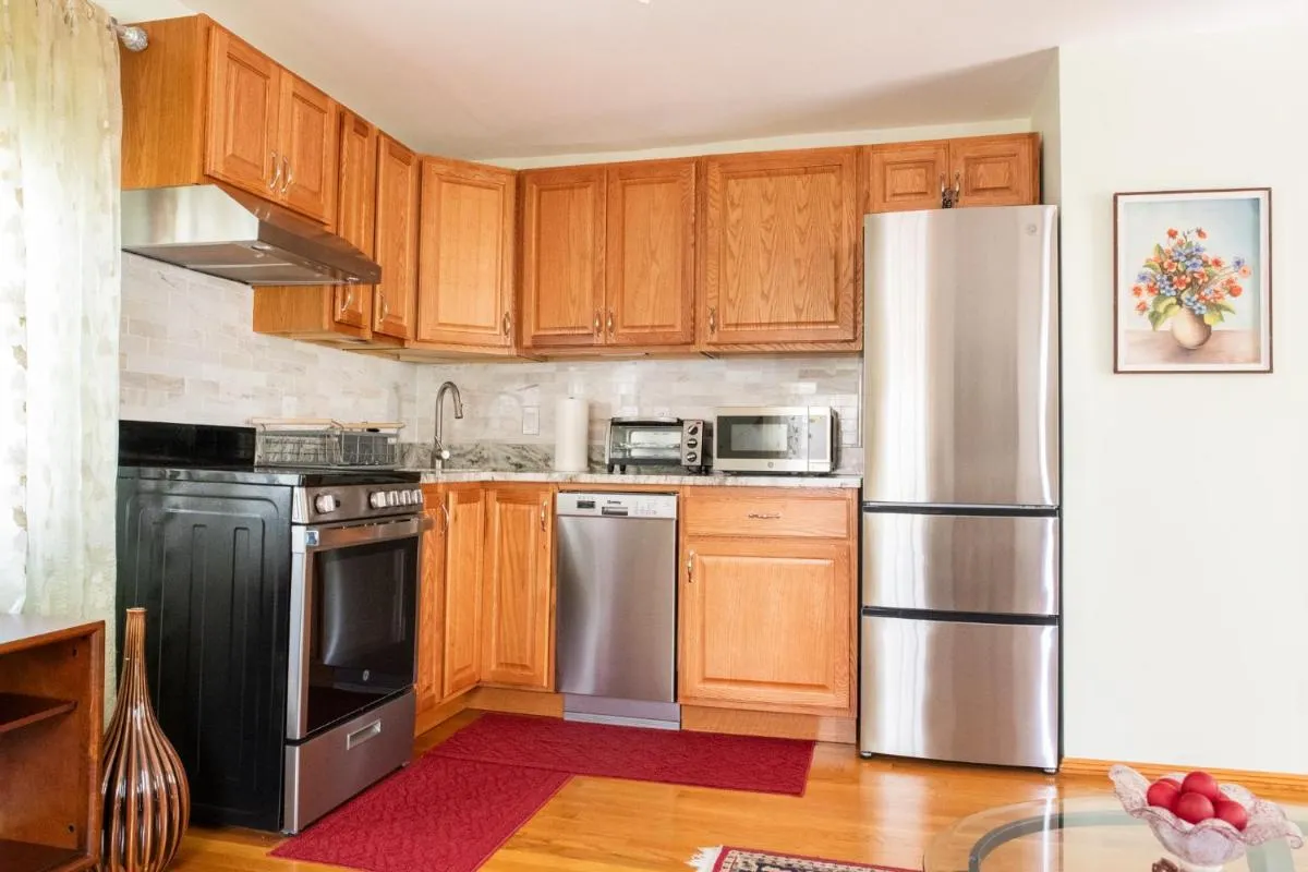 Image 4 of Beautiful Apartment-5 Beds-Full Kitchen-Parking-Super Clean!
