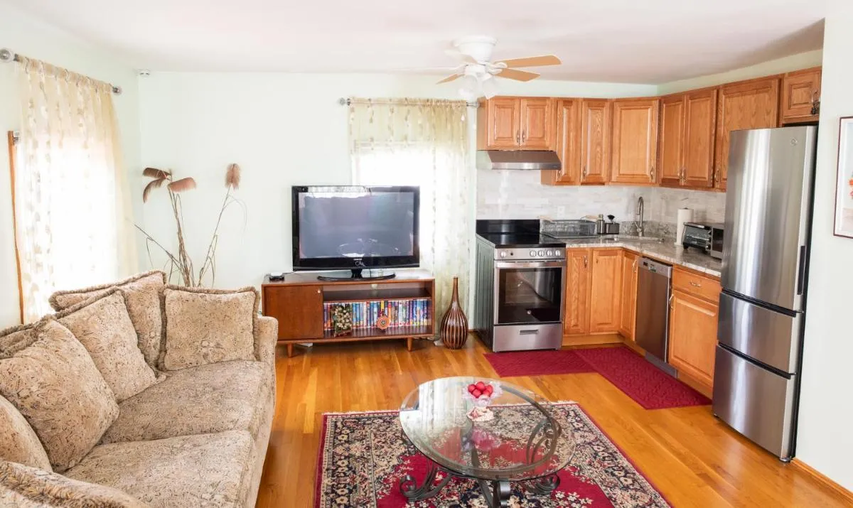 Image 2 of Beautiful Apartment-5 Beds-Full Kitchen-Parking-Super Clean!