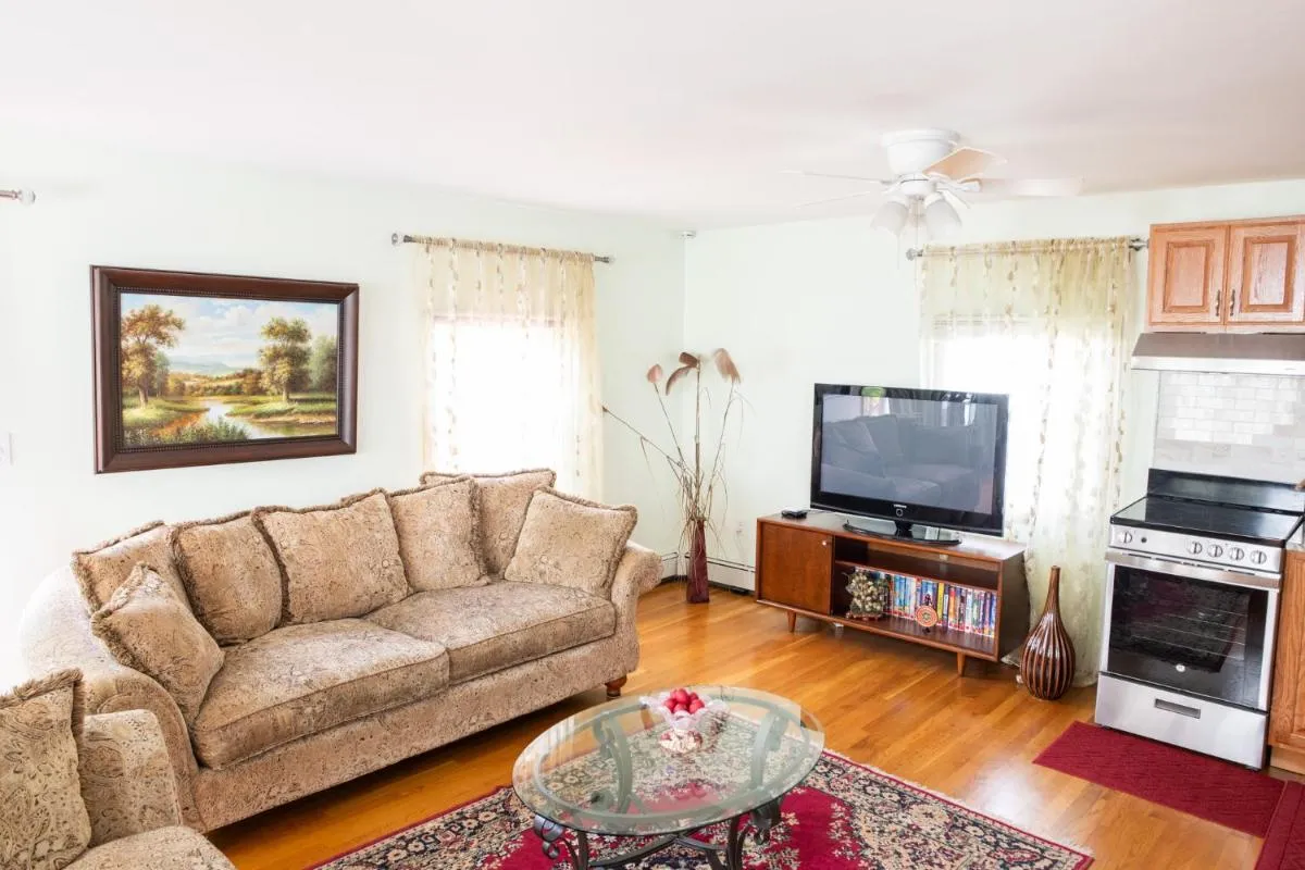 Image 3 of Beautiful Apartment-5 Beds-Full Kitchen-Parking-Super Clean!