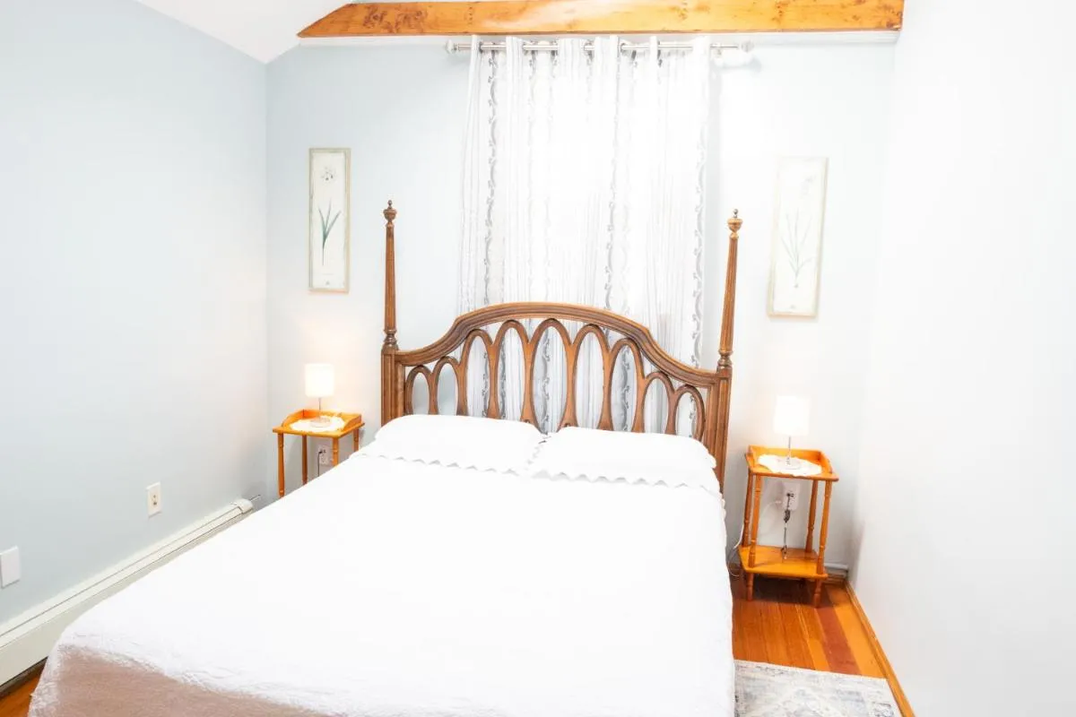 Image 6 of Beautiful Apartment-5 Beds-Full Kitchen-Parking-Super Clean!