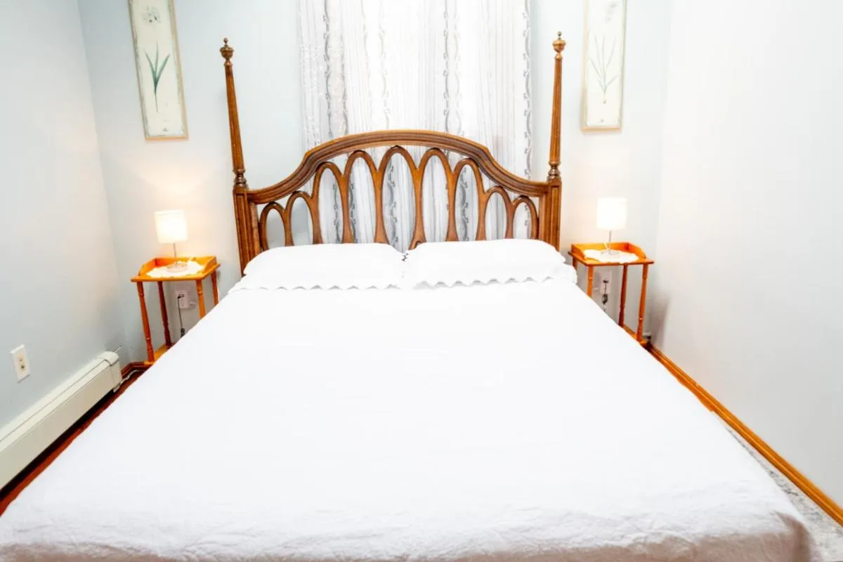 Image 5 of Beautiful Apartment-5 Beds-Full Kitchen-Parking-Super Clean!