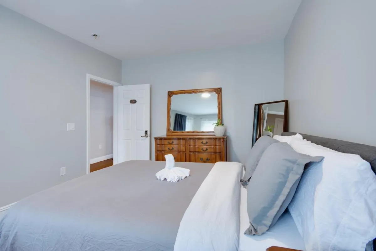 Image 1 of Boston Queen Bedroom