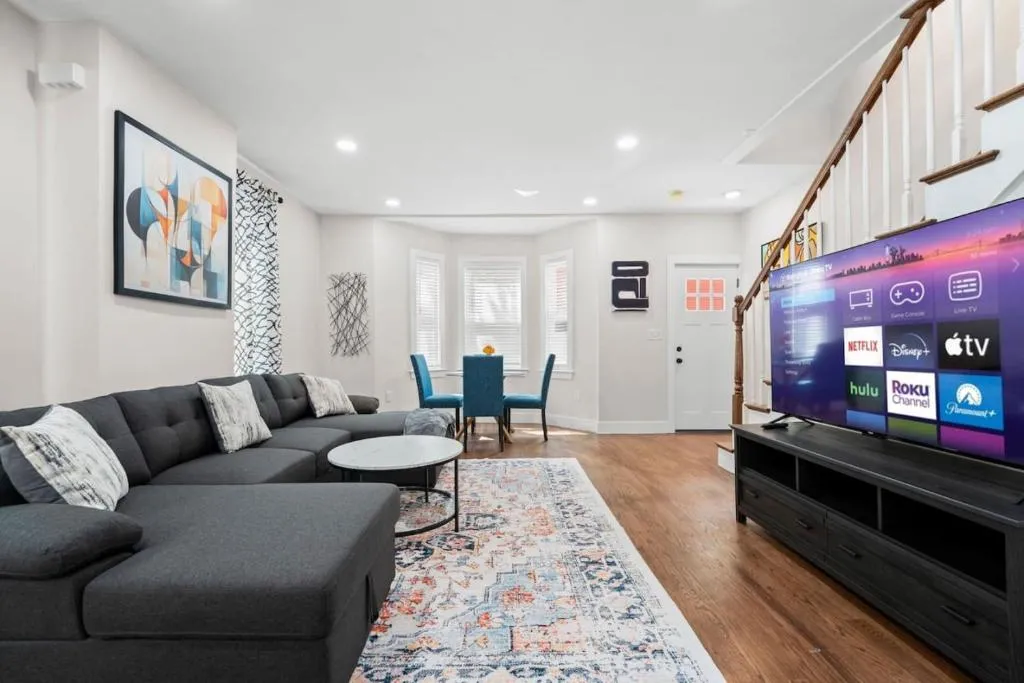 Image of Luxe 3BD 2BA apt close to Downtown w Free Parking