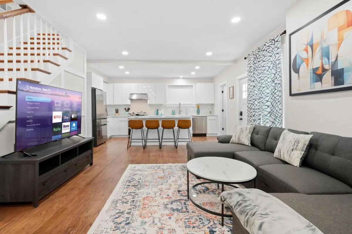 Image 1 of Luxe 3BD 2BA apt close to Downtown w Free Parking