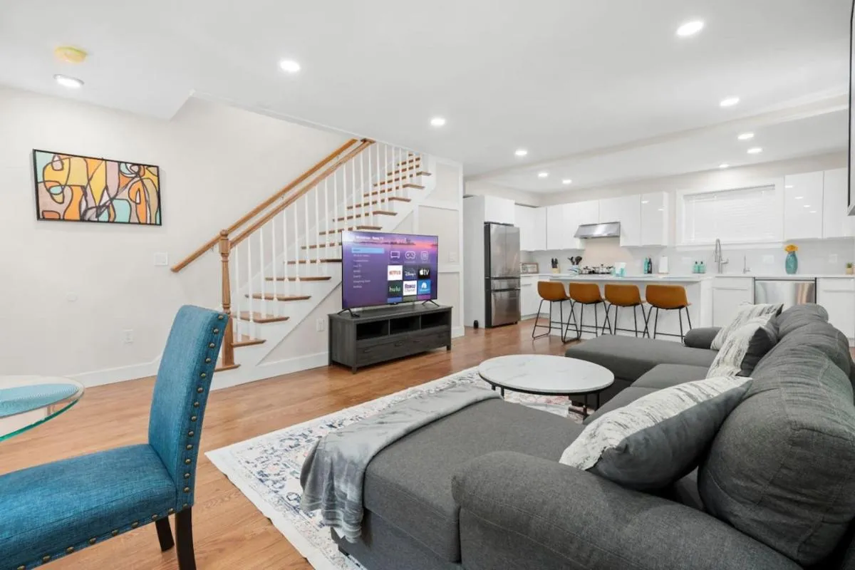 Image 2 of Luxe 3BD 2BA apt close to Downtown w Free Parking