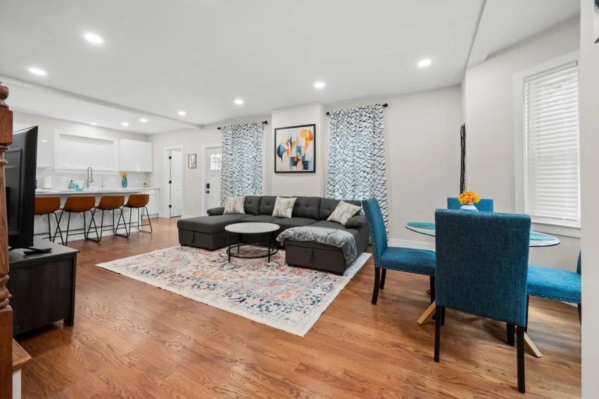 Image 3 of Luxe 3BD 2BA apt close to Downtown w Free Parking