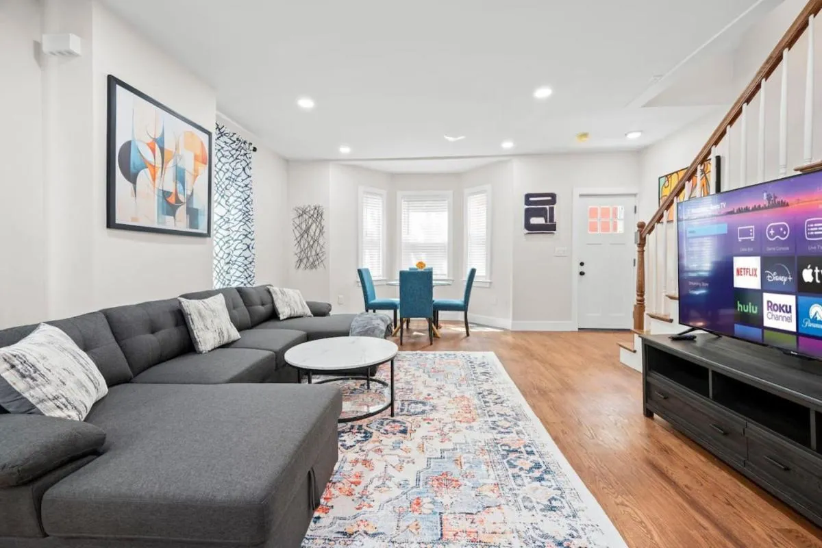 Image 4 of Luxe 3BD 2BA apt close to Downtown w Free Parking