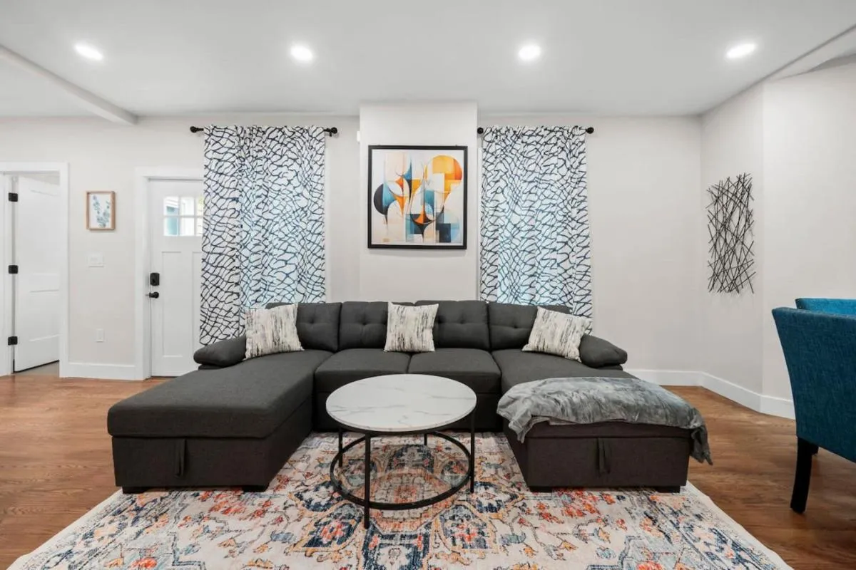 Image 5 of Luxe 3BD 2BA apt close to Downtown w Free Parking