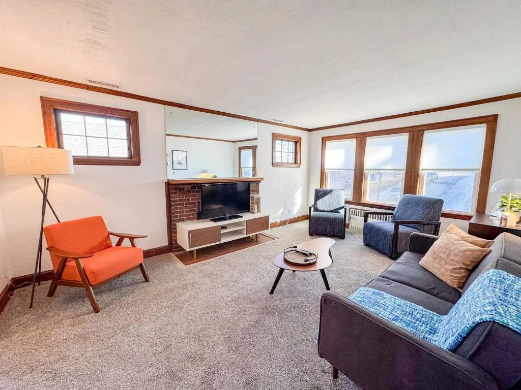 Image of Spacious 3 Bed, In Unit Laundry, Central Air