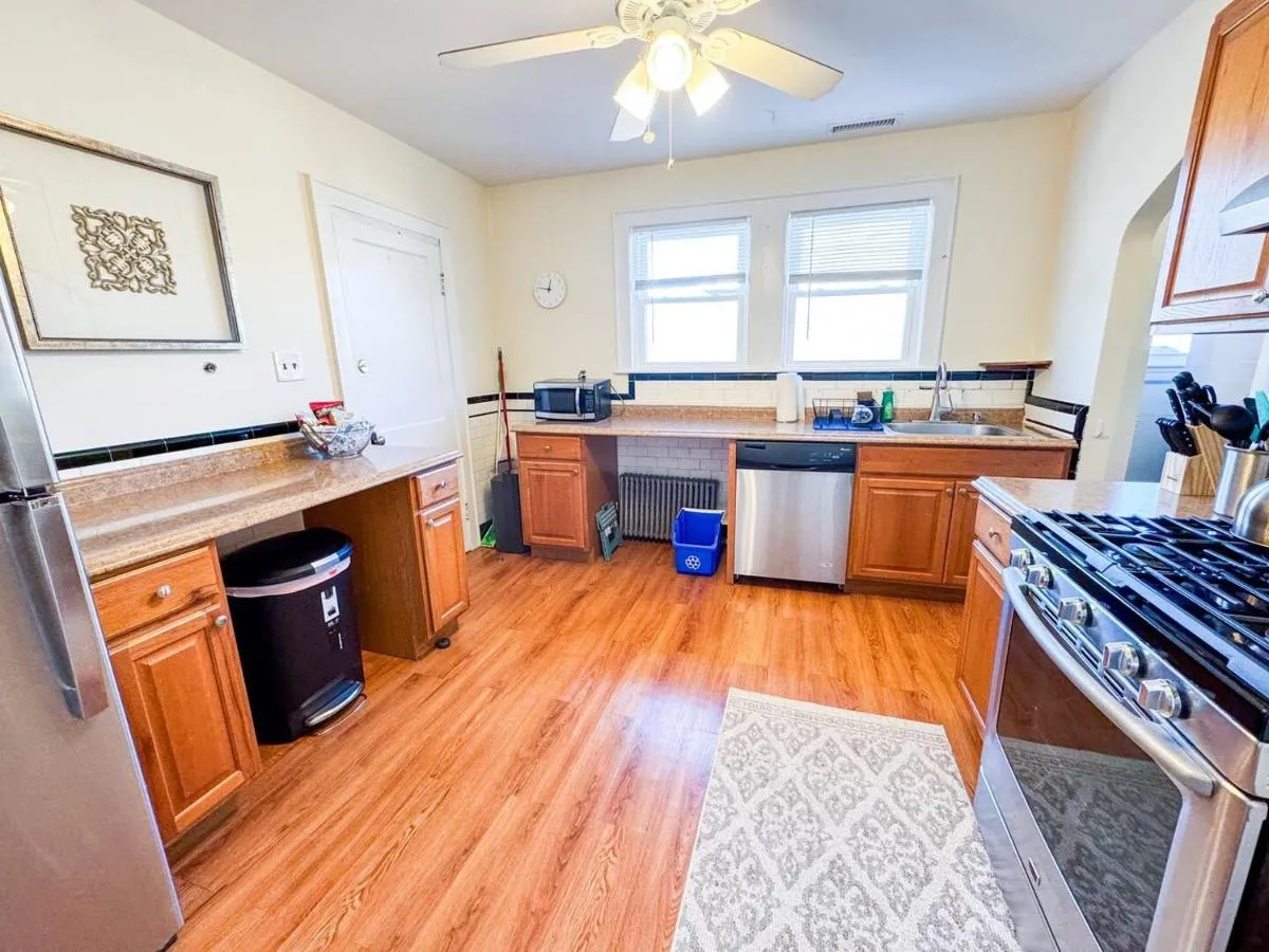 Image 4 of Spacious 3 Bed, In Unit Laundry, Central Air