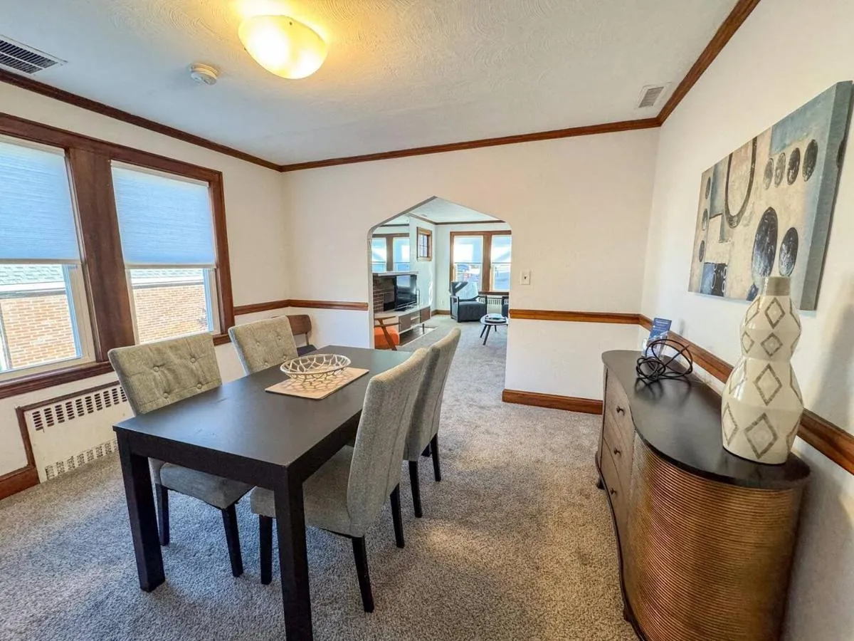 Image 3 of Spacious 3 Bed, In Unit Laundry, Central Air